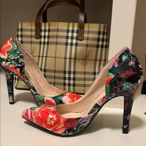 Delicious size 6.5 Floral Print Women's Heels